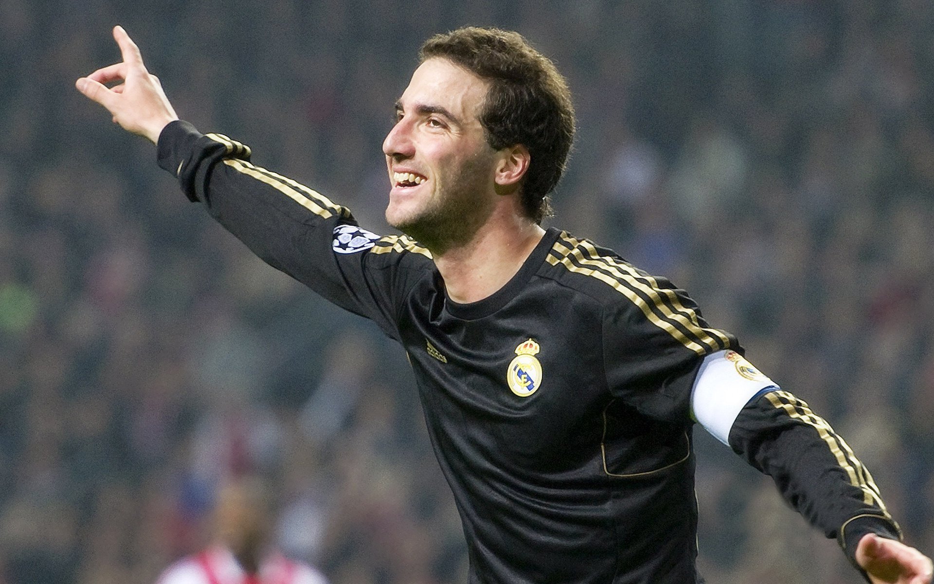 世界足球年鉴发布,盘点年度精彩时刻,世界足坛经典比赛